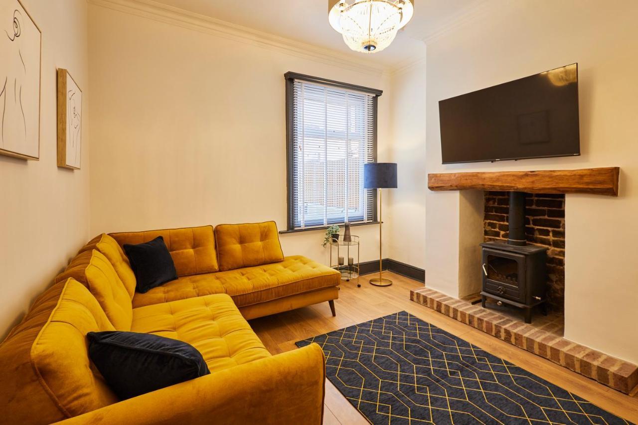 Host & - Darcey House